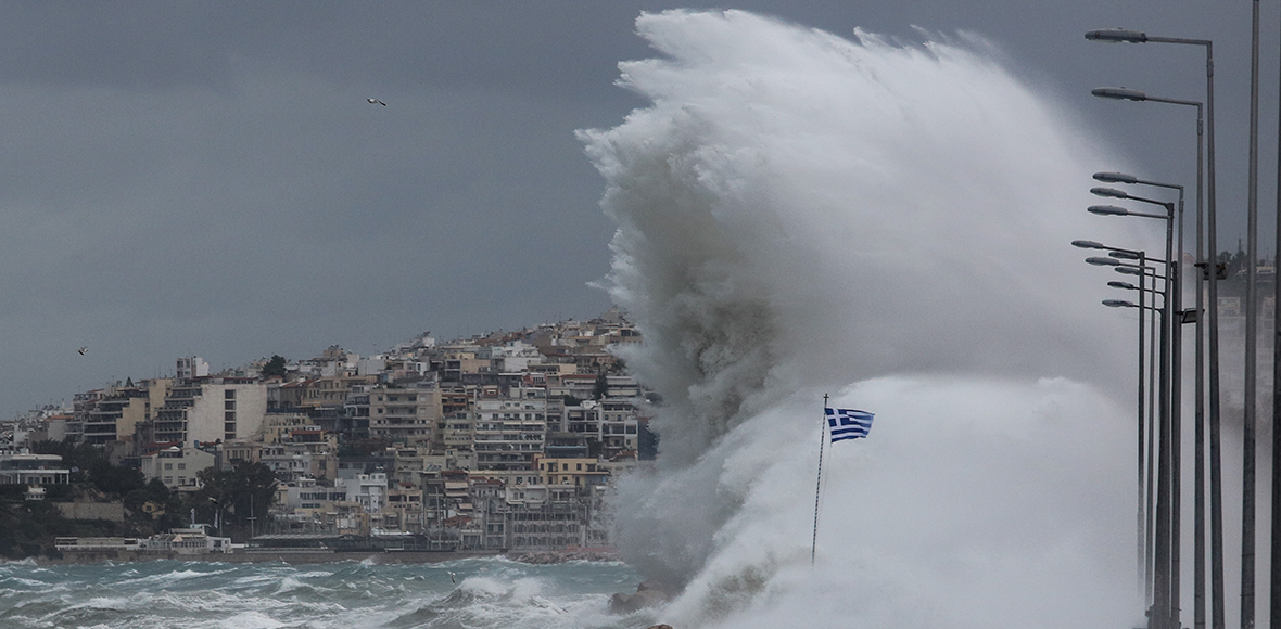 Σφοδρή κακοκαιρία σαρώνει τη χώρα